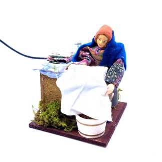 Lavandaia in movimento.
Indicato per statuine 12-13 cm.